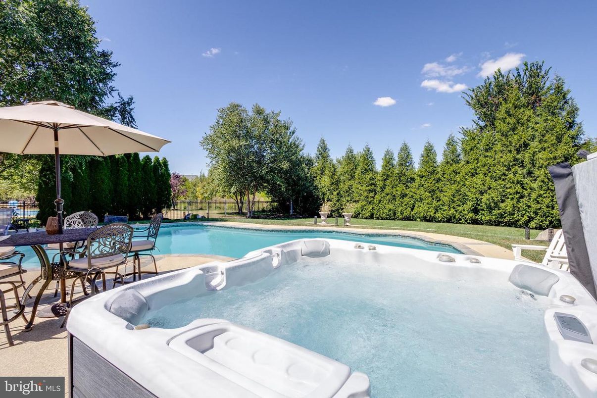 Exterior, Hot Tub, Pool