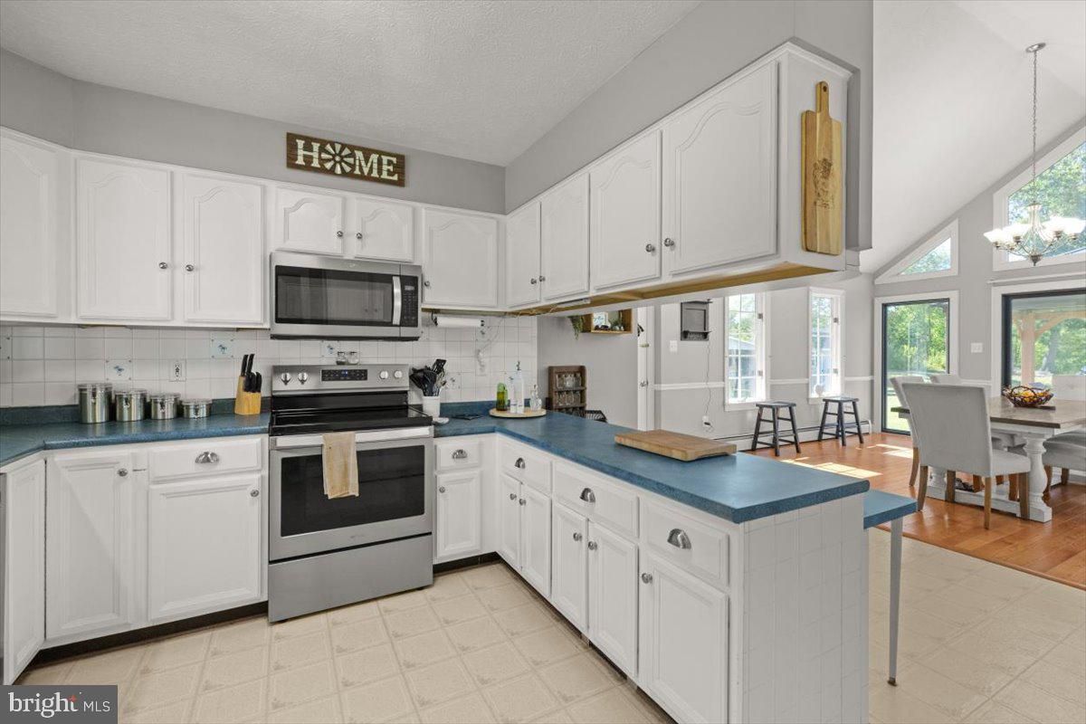 Dining room, Interior, Kitchen, Pendant Lights, Stainless Steel Appliances, Wood Texture Flooring