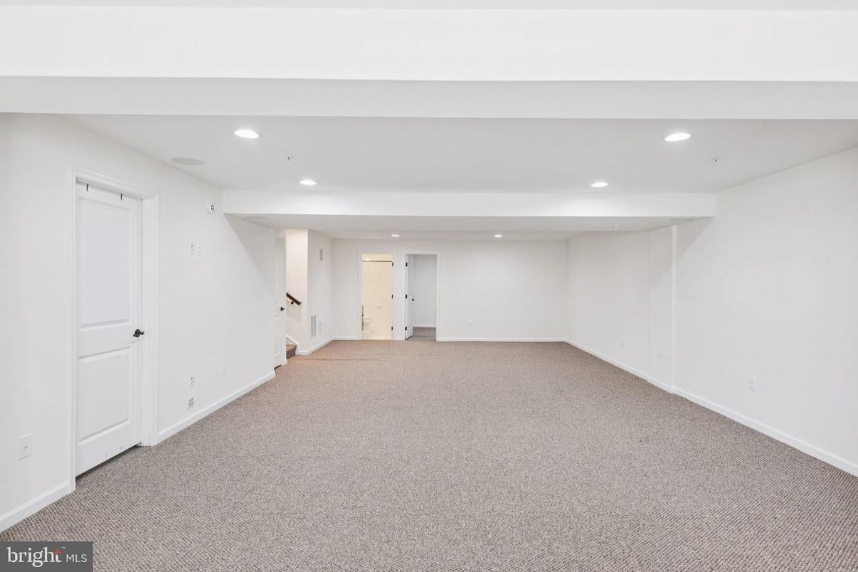 Empty room, Interior, Recessed Lighting
