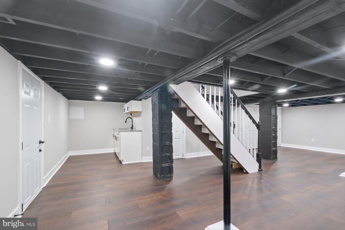 Interior, Recessed Lighting, Wood Texture Flooring