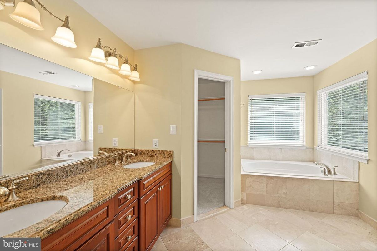 Bathroom, Dual Sink Vanities, Interior, Recessed Lighting