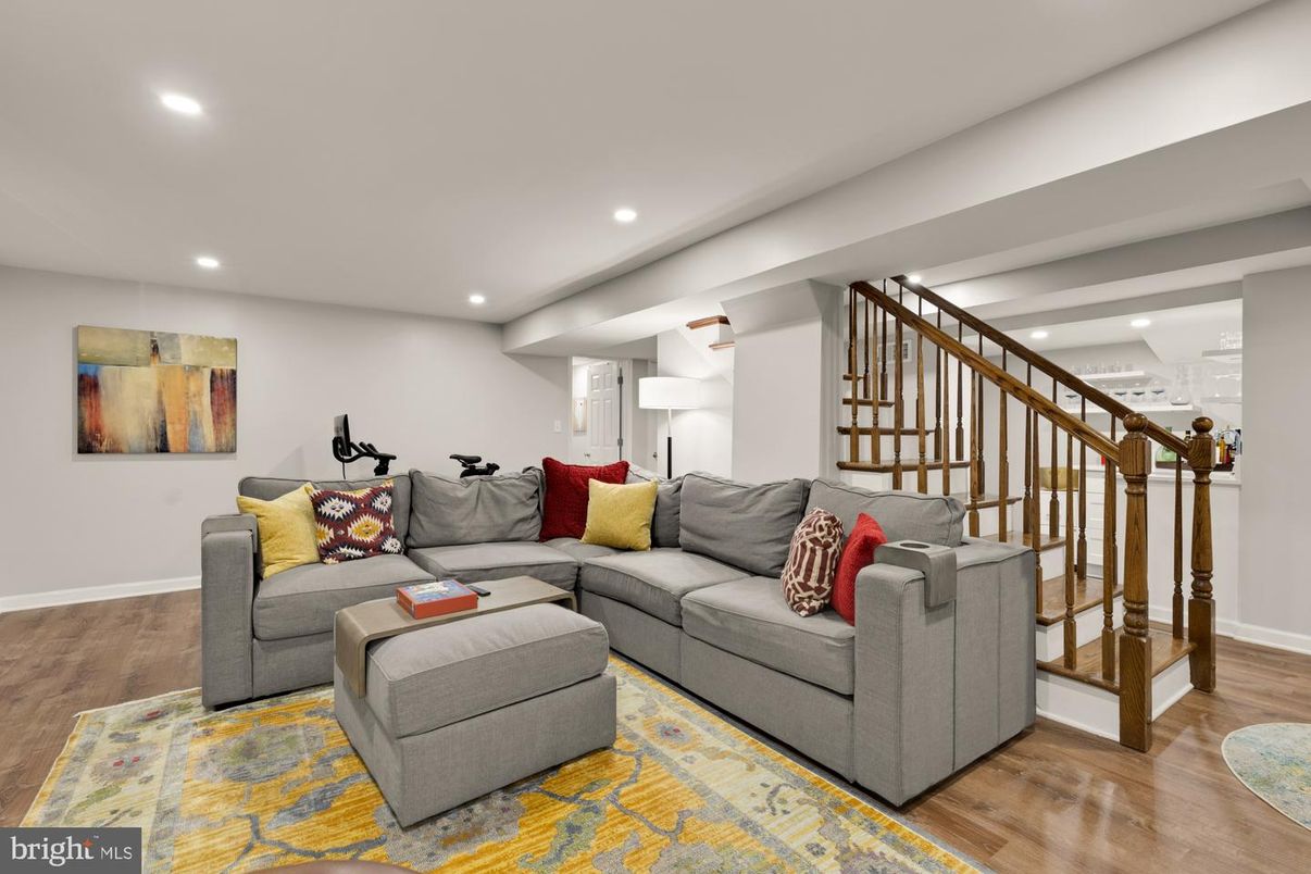 Fitness Equipment, Interior, Living room, Recessed Lighting, Wood Texture Flooring