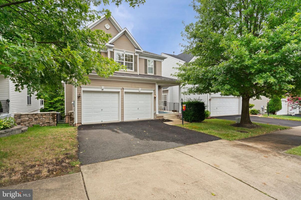 Attached, Exterior, Facade, Queen Anne Victorian