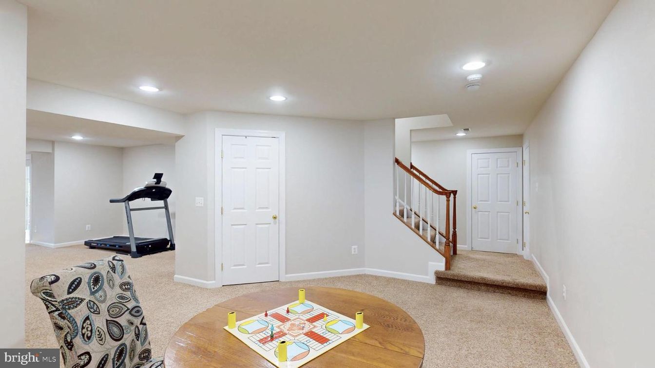 Fitness Equipment, Interior, Recessed Lighting, Wood Texture Flooring