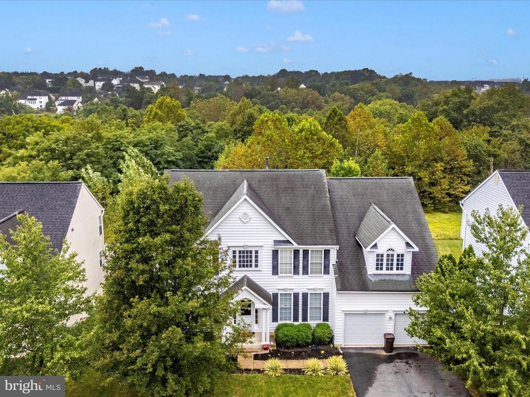 Attached, Exterior, Facade, Farmhouse