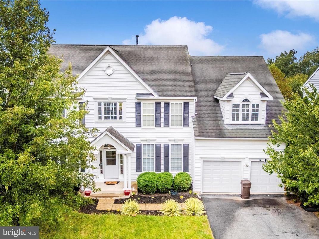 Attached, Exterior, Facade, Farmhouse