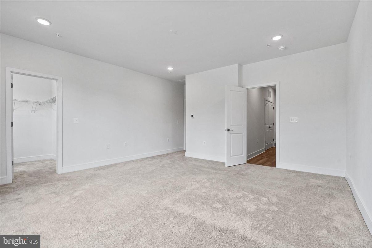 Empty room, Interior, Recessed Lighting