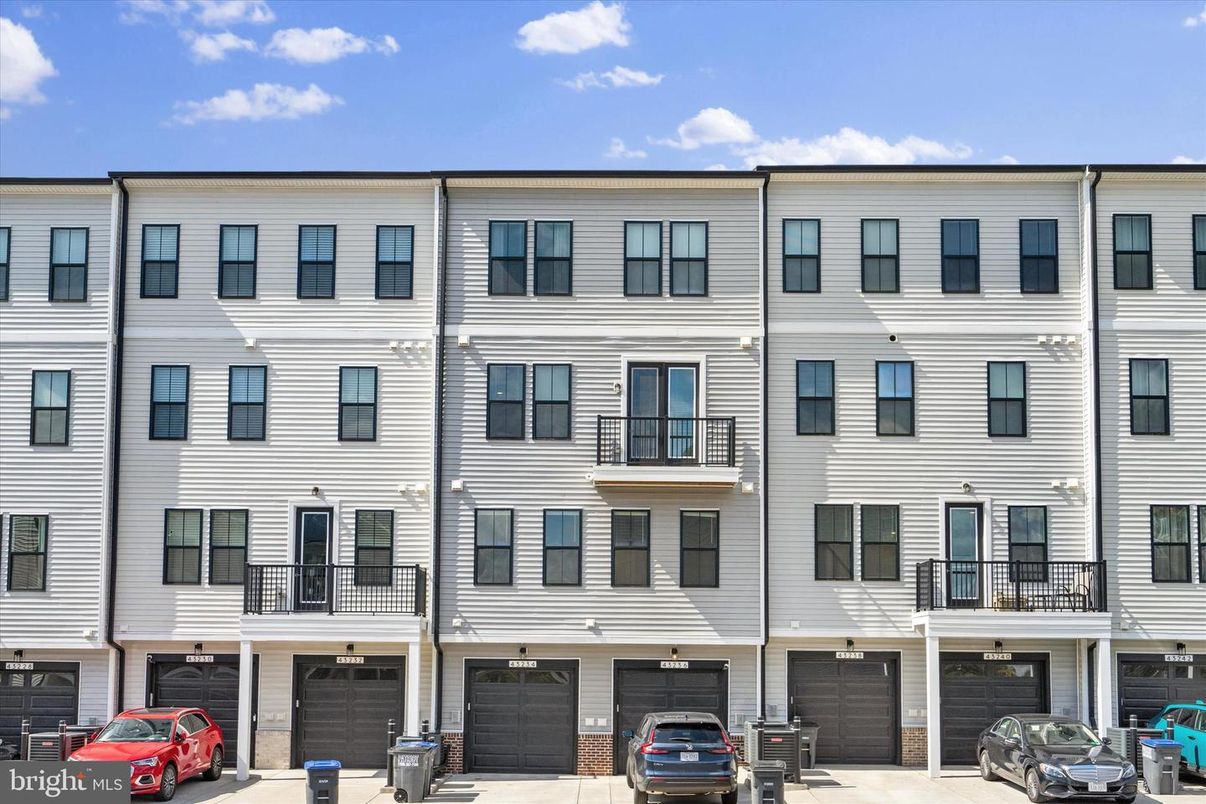 Attached, Exterior, Facade, Rowhouse