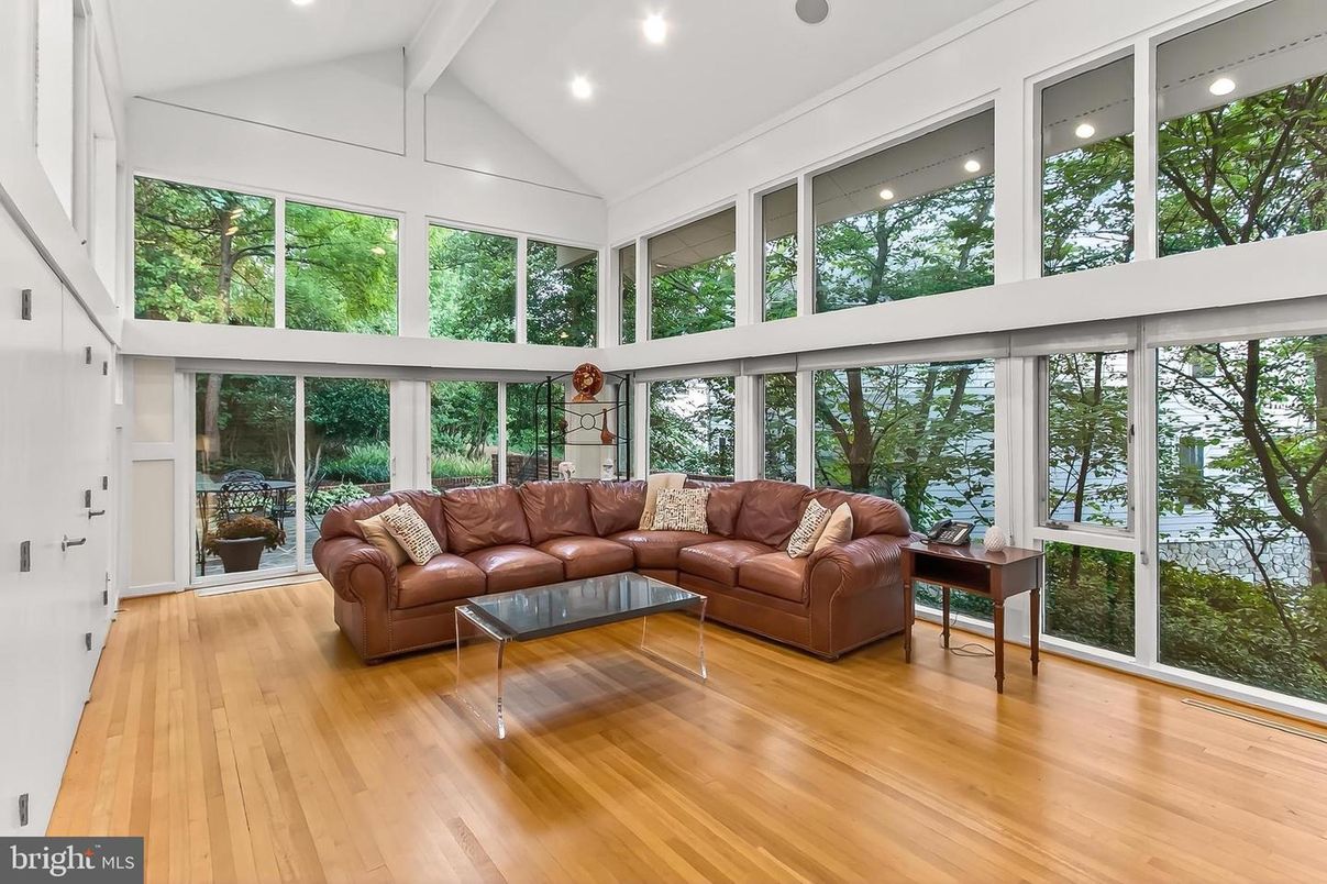 Interior, Living room, Recessed Lighting, Sun Room, Wood Texture Flooring
