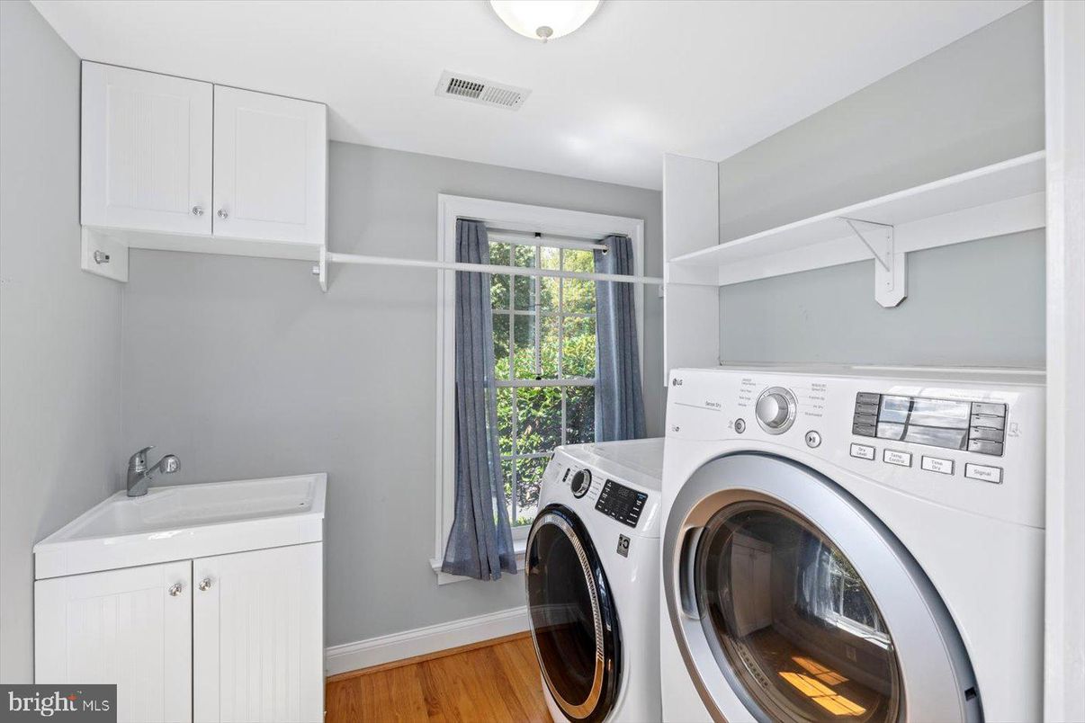Interior, Washer, Wood Texture Flooring