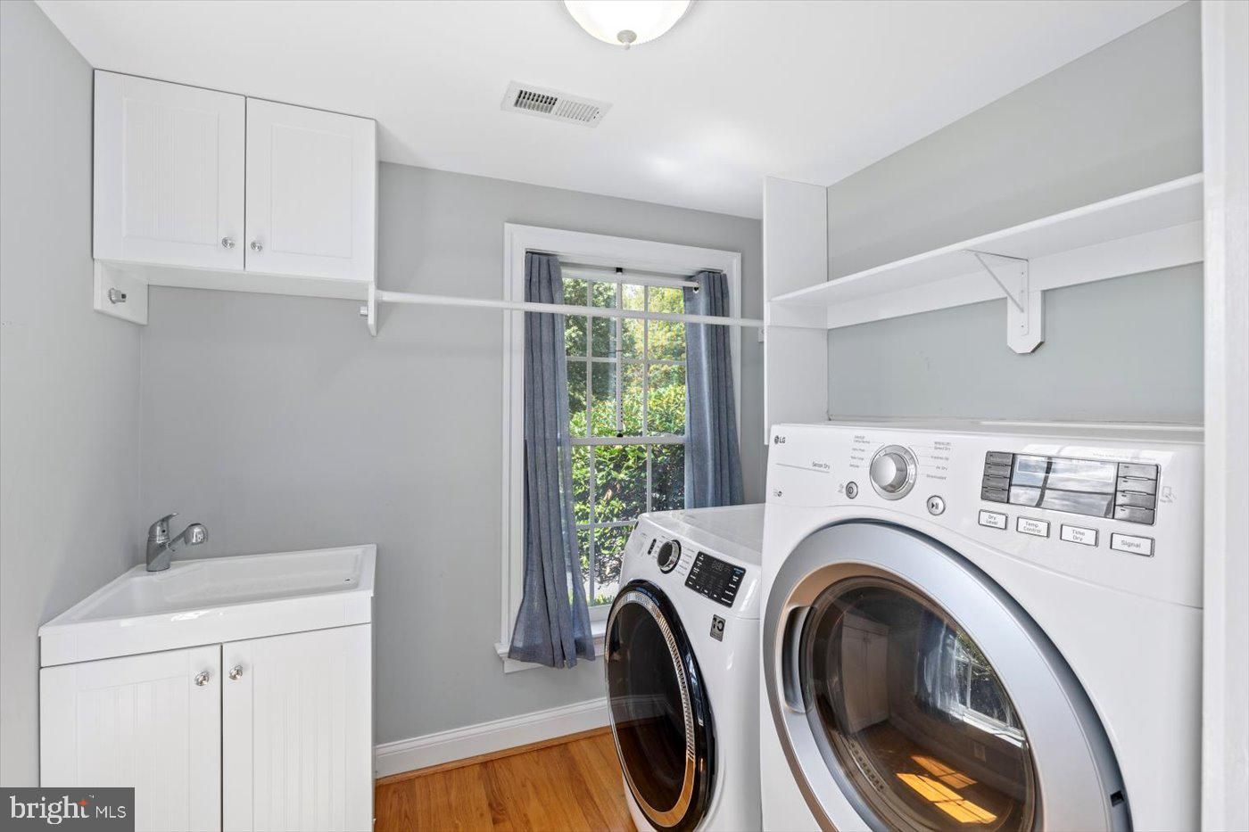 Interior, Washer, Wood Texture Flooring