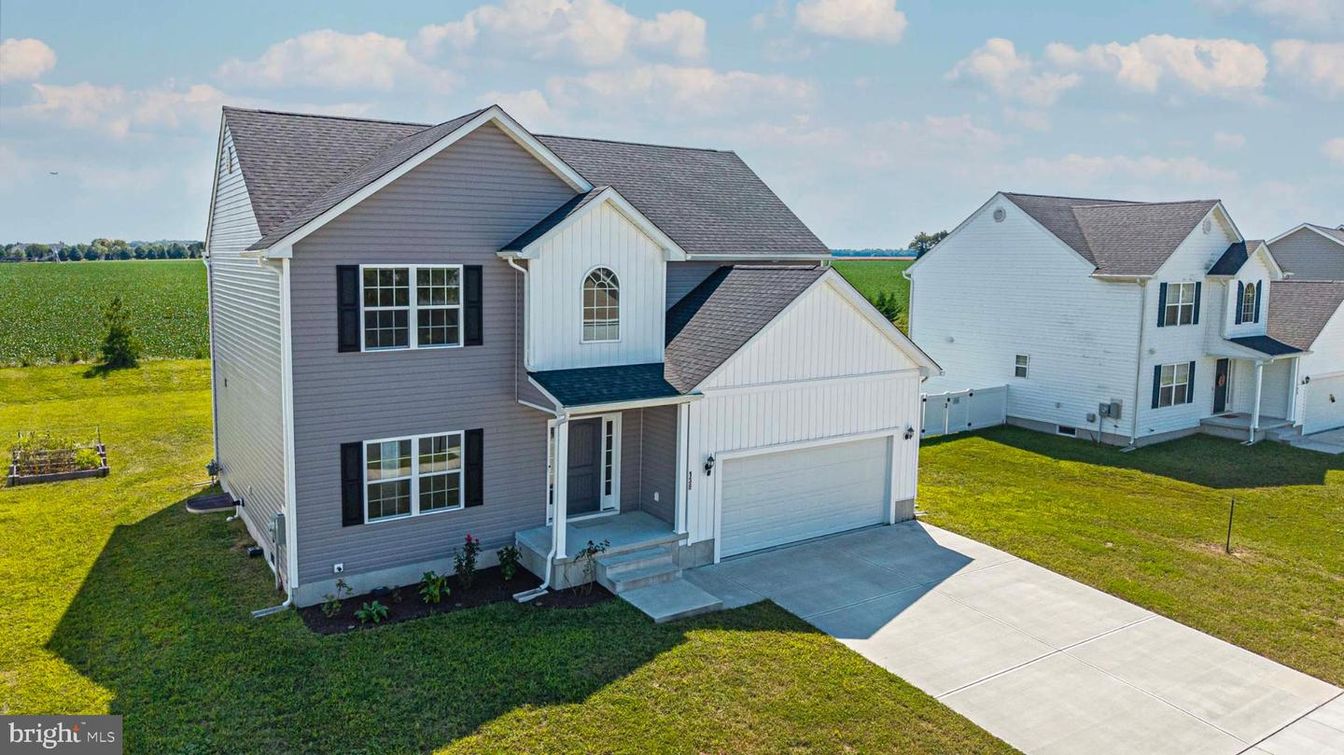 Attached, Exterior, Facade, Farmhouse