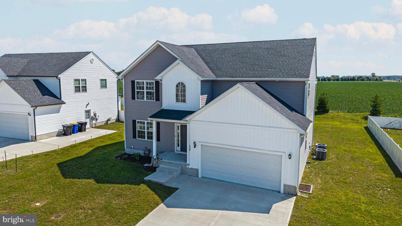 Attached, Exterior, Facade, Farmhouse