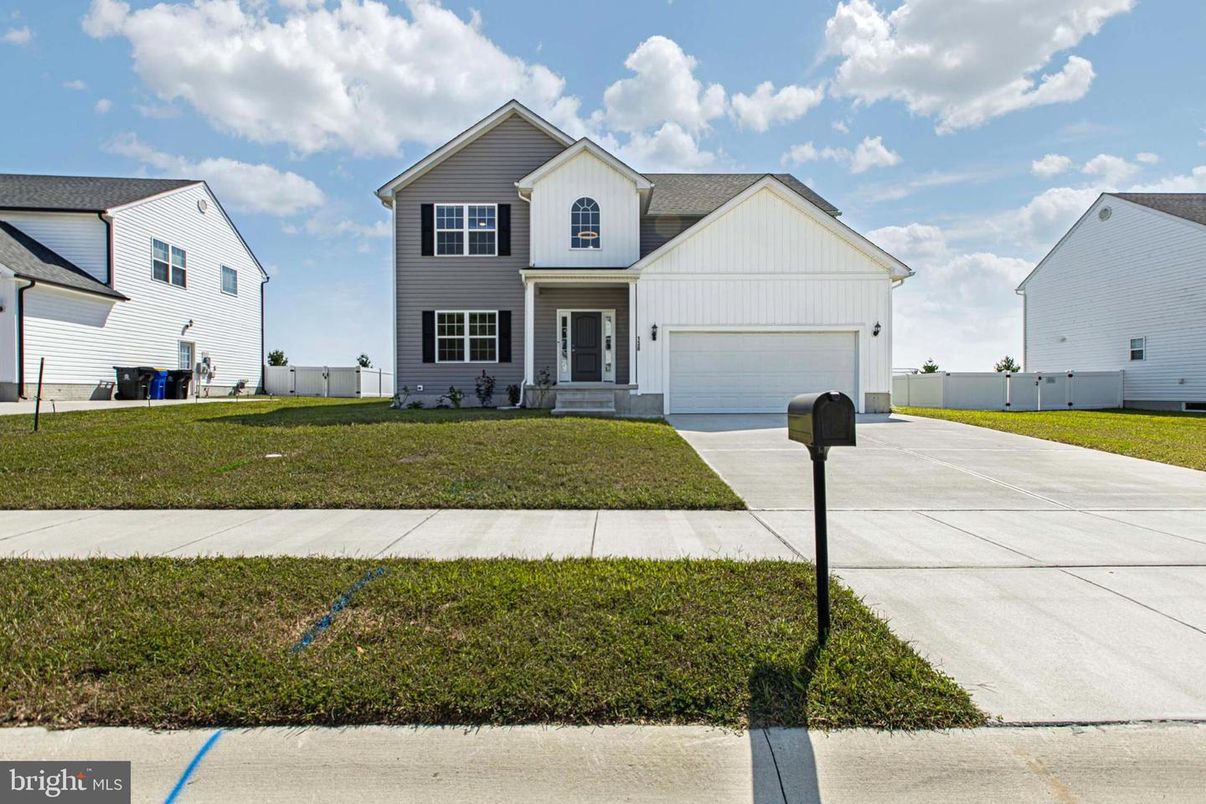 Attached, Exterior, Facade, Farmhouse