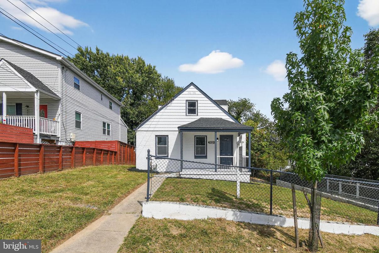 Backyard, Exterior, Facade, Queen Anne Victorian