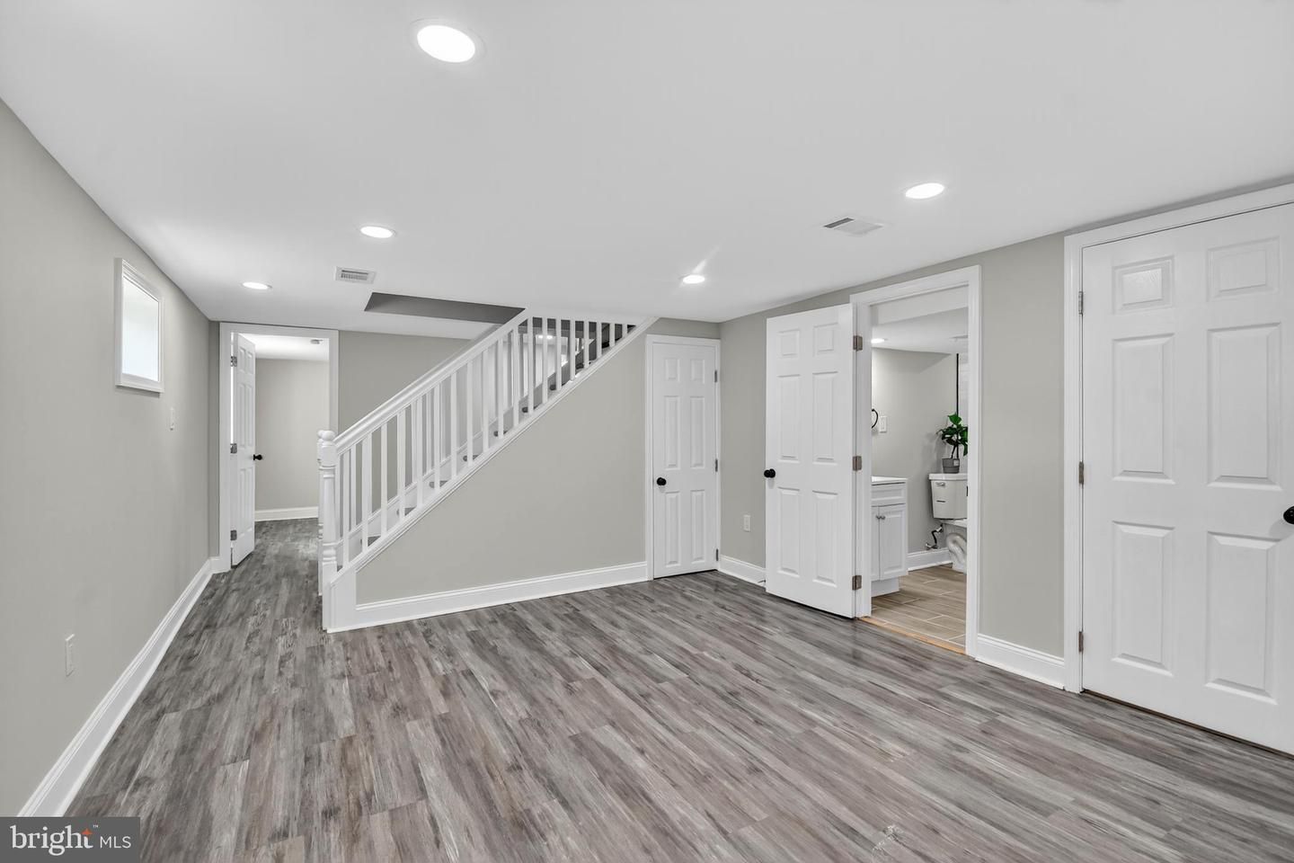 Interior, Recessed Lighting, Wood Texture Flooring