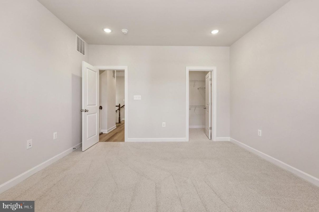 Empty room, Interior, Recessed Lighting