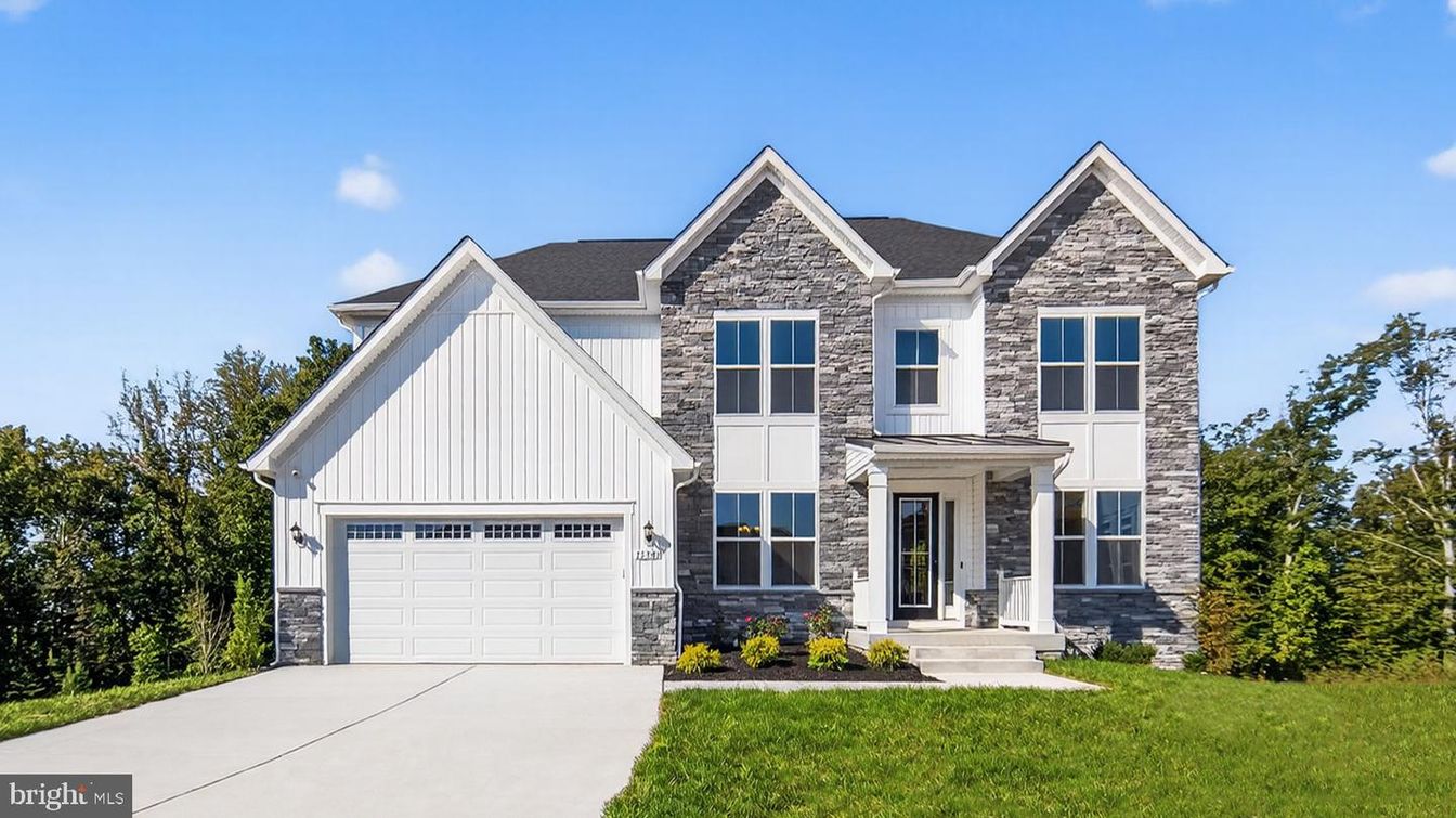 Attached, Exterior, Facade, Brick Traditional