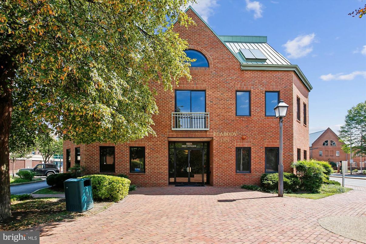 Exterior, Facade, Brick Facade, Brick Traditional