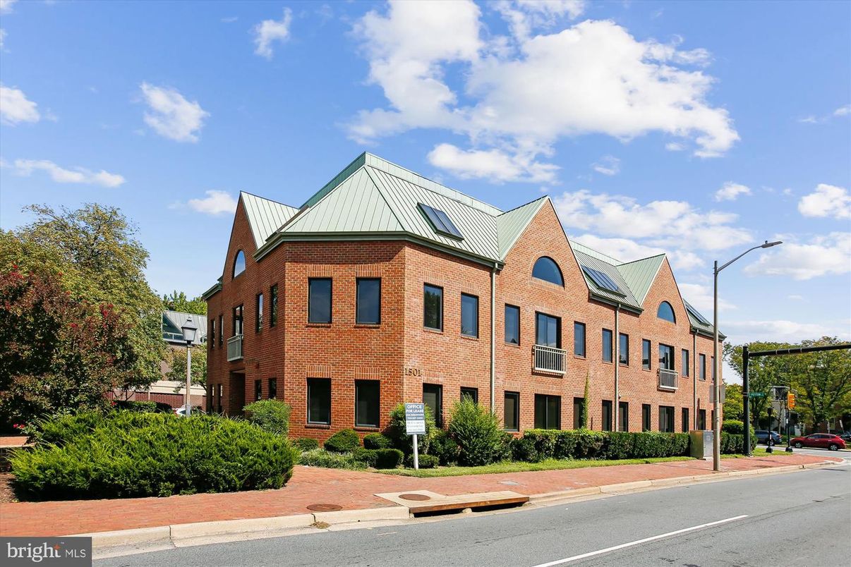 Exterior, Facade, Brick Facade, Queen Anne Victorian