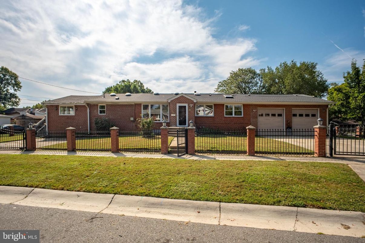 Attached, Exterior, Facade, Brick Facade, Ranch