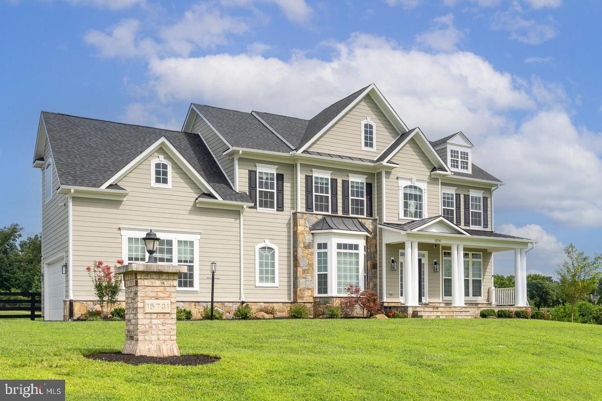 Exterior, Facade, Farmhouse