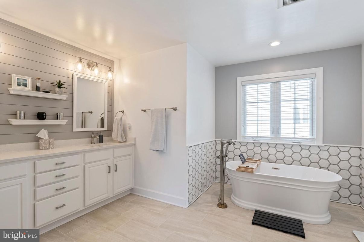 Bathroom, Dual Sink Vanities, Free Standing Baths, Interior, Recessed Lighting