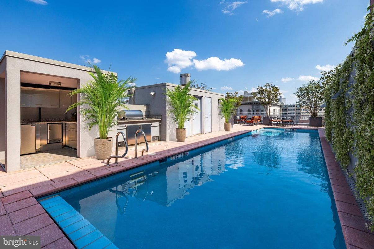 Exterior, Outdoor Kitchen, Pool