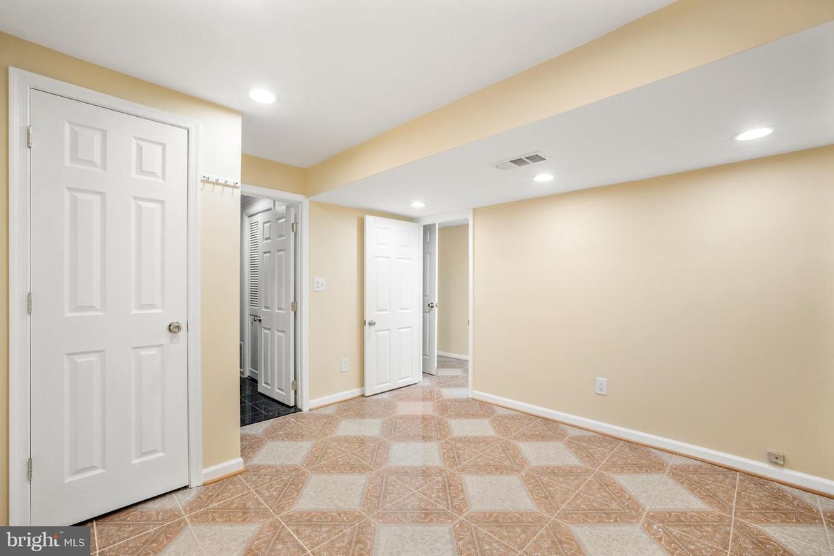 Empty room, Interior, Recessed Lighting