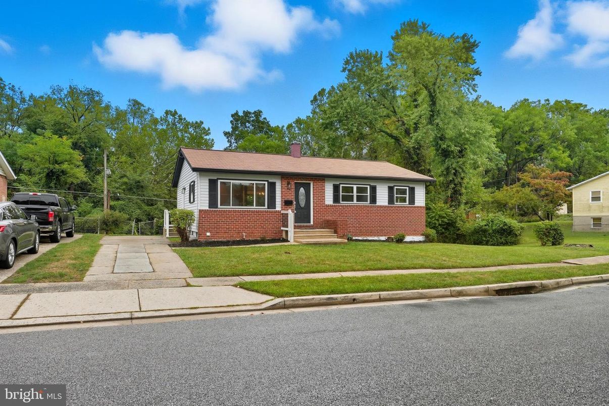 Exterior, Facade, Brick Facade, Cape Cod