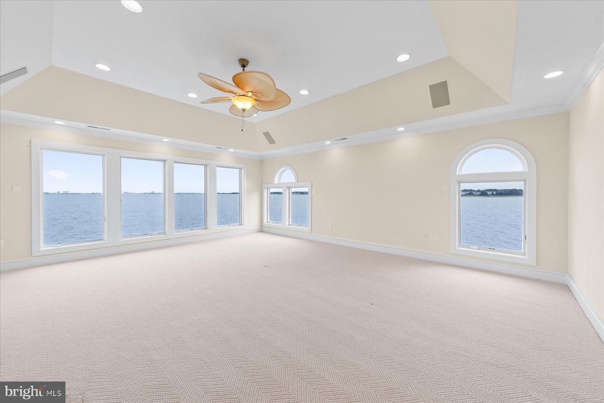 Empty room, Interior, Recessed Lighting, Water