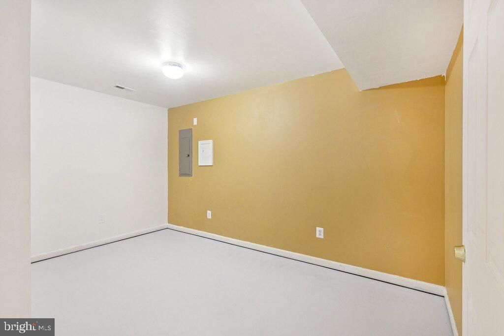 Empty room, Interior