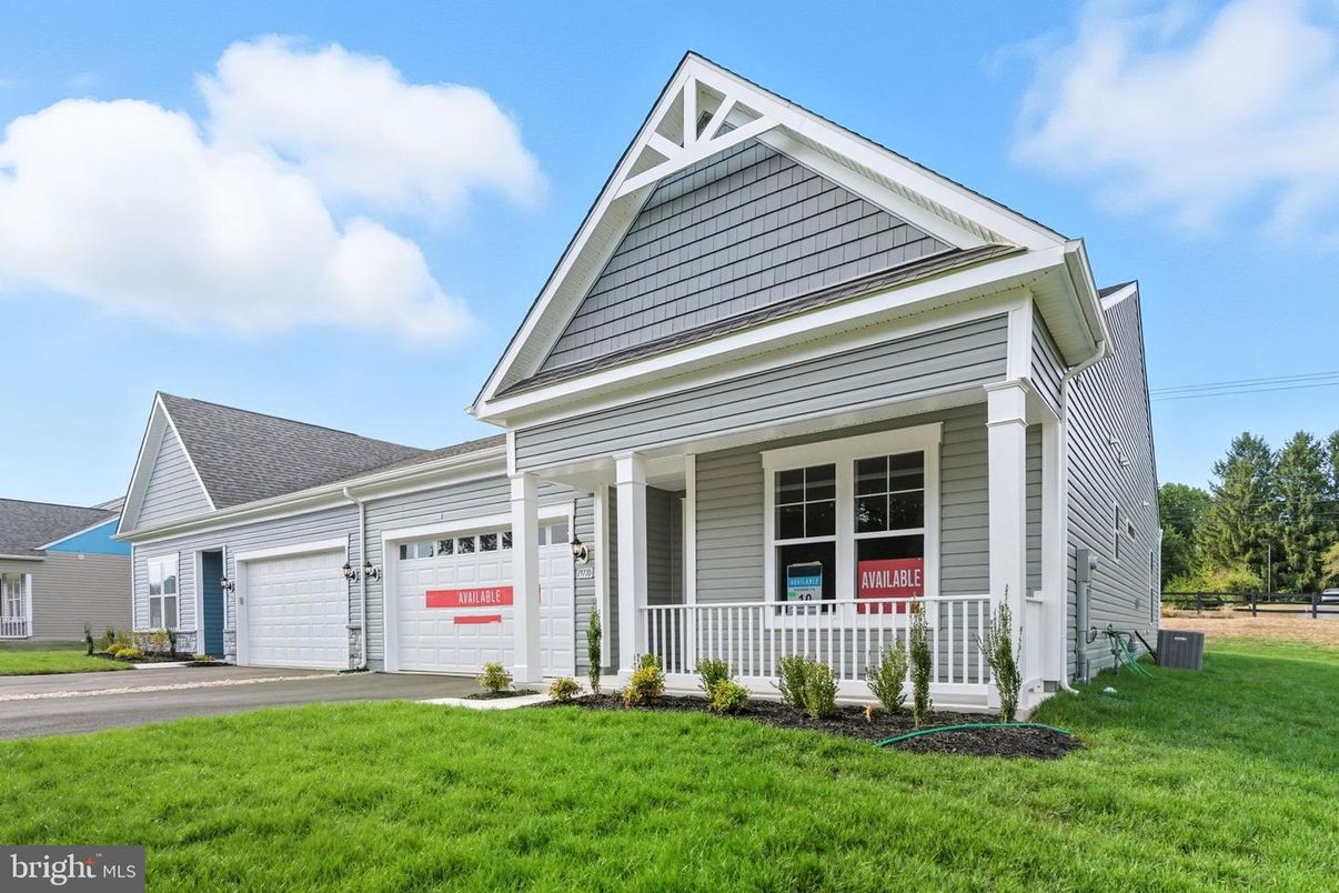 Attached, Exterior, Facade, American Craftsman