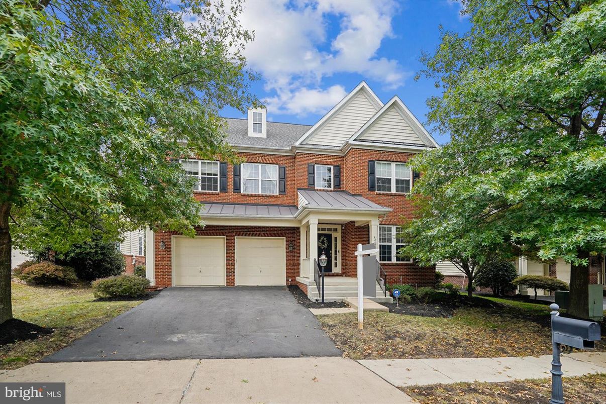 Attached, Exterior, Facade, Brick Facade, Georgian