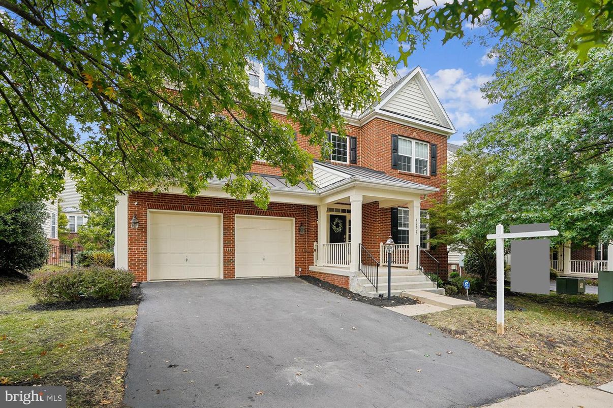 Attached, Exterior, Facade, Brick Facade, Queen Anne Victorian