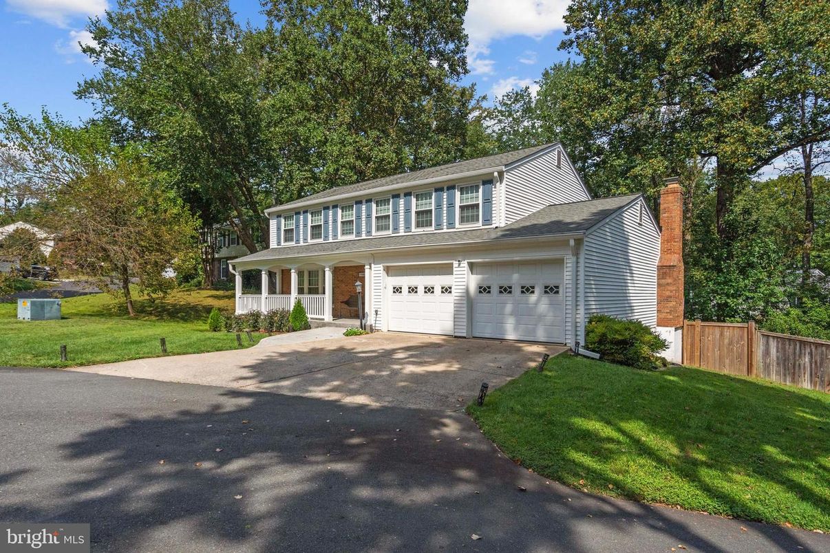 Attached, Exterior, Facade, Brick Facade, Split Level