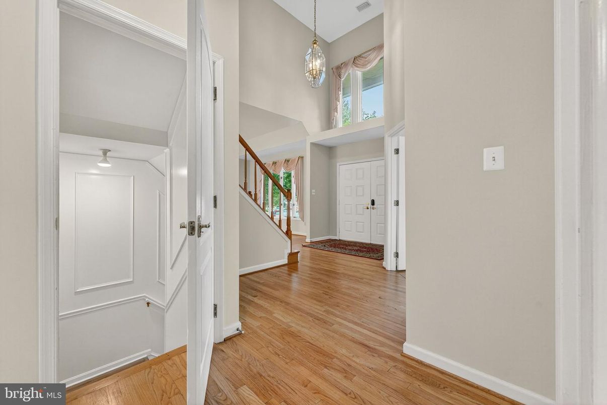 Interior, Pendant Lights, Wood Texture Flooring