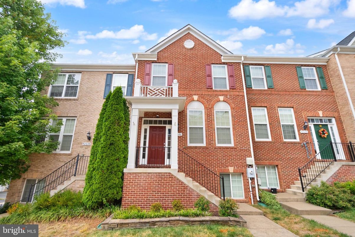 Exterior, Facade, Brick Facade, Rowhouse