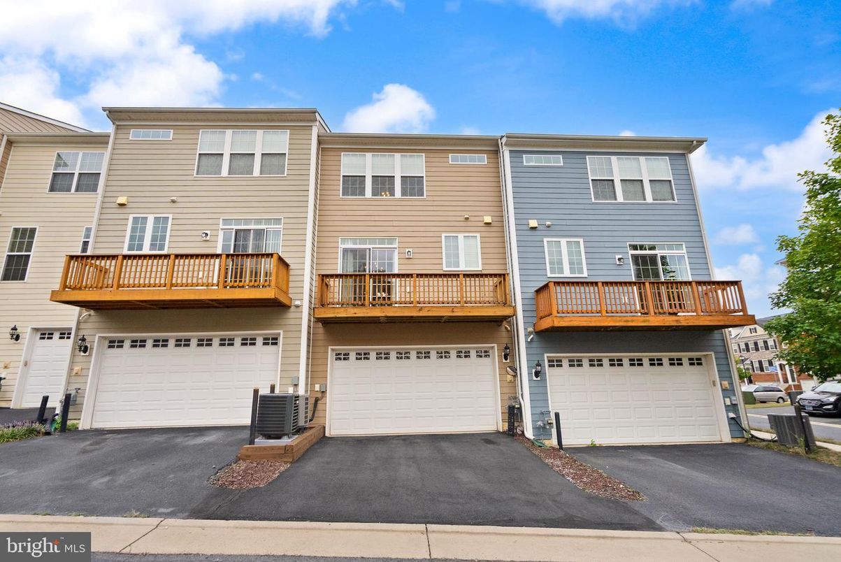 Attached, Exterior, Facade, Rowhouse