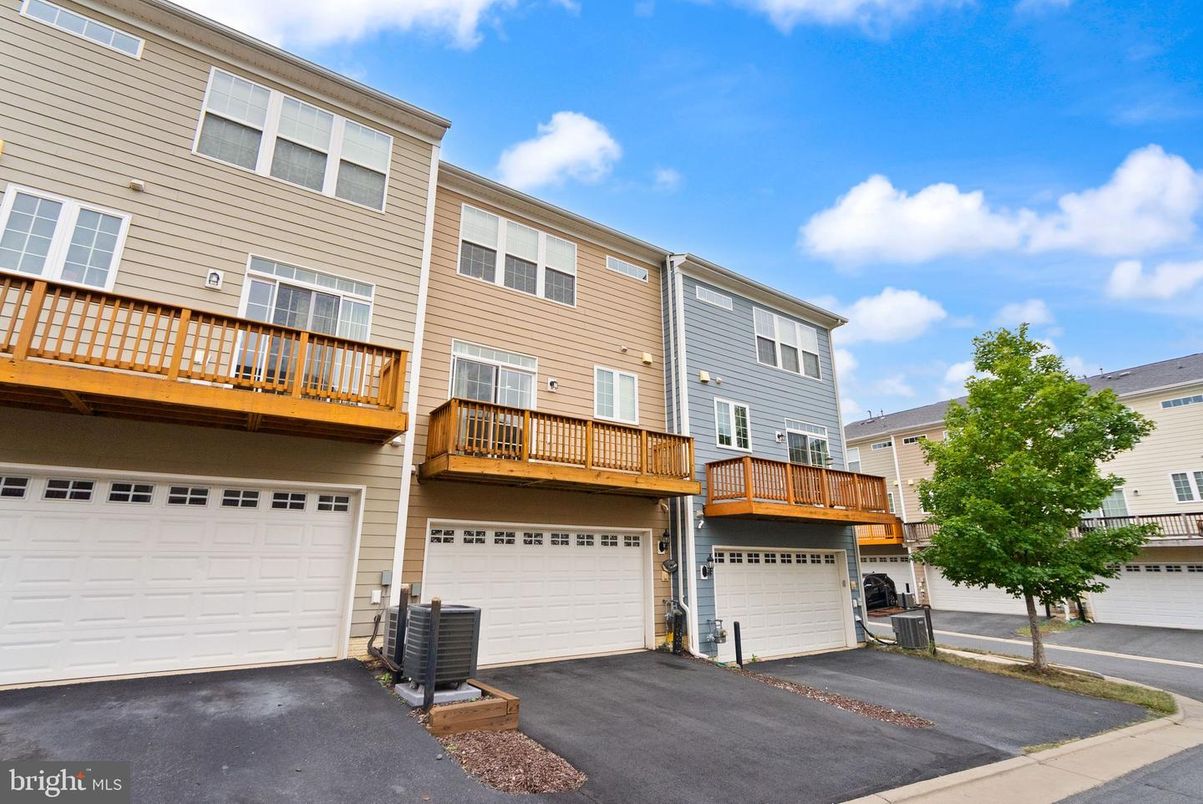 Attached, Exterior, Facade, Rowhouse