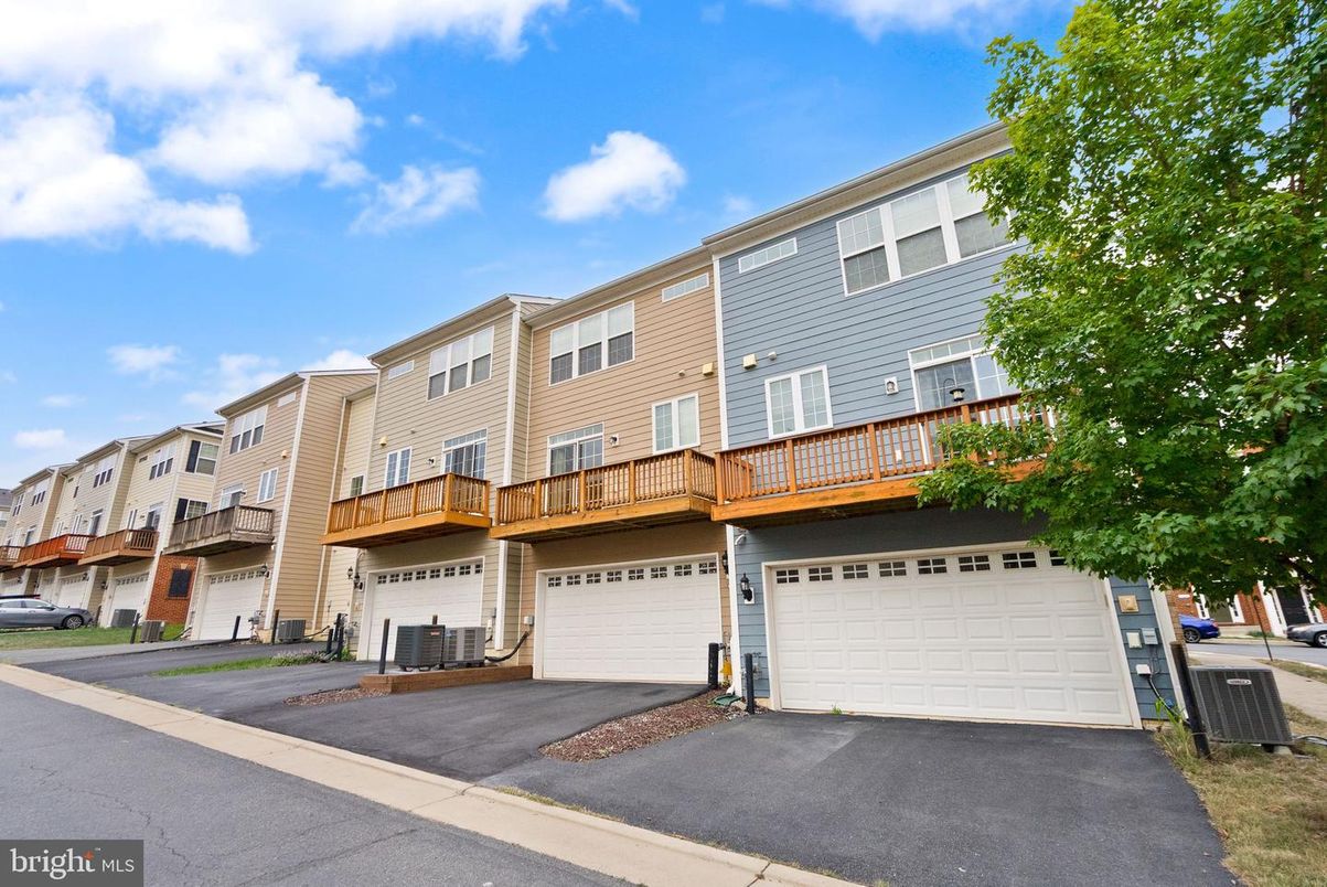 Attached, Exterior, Facade, Rowhouse