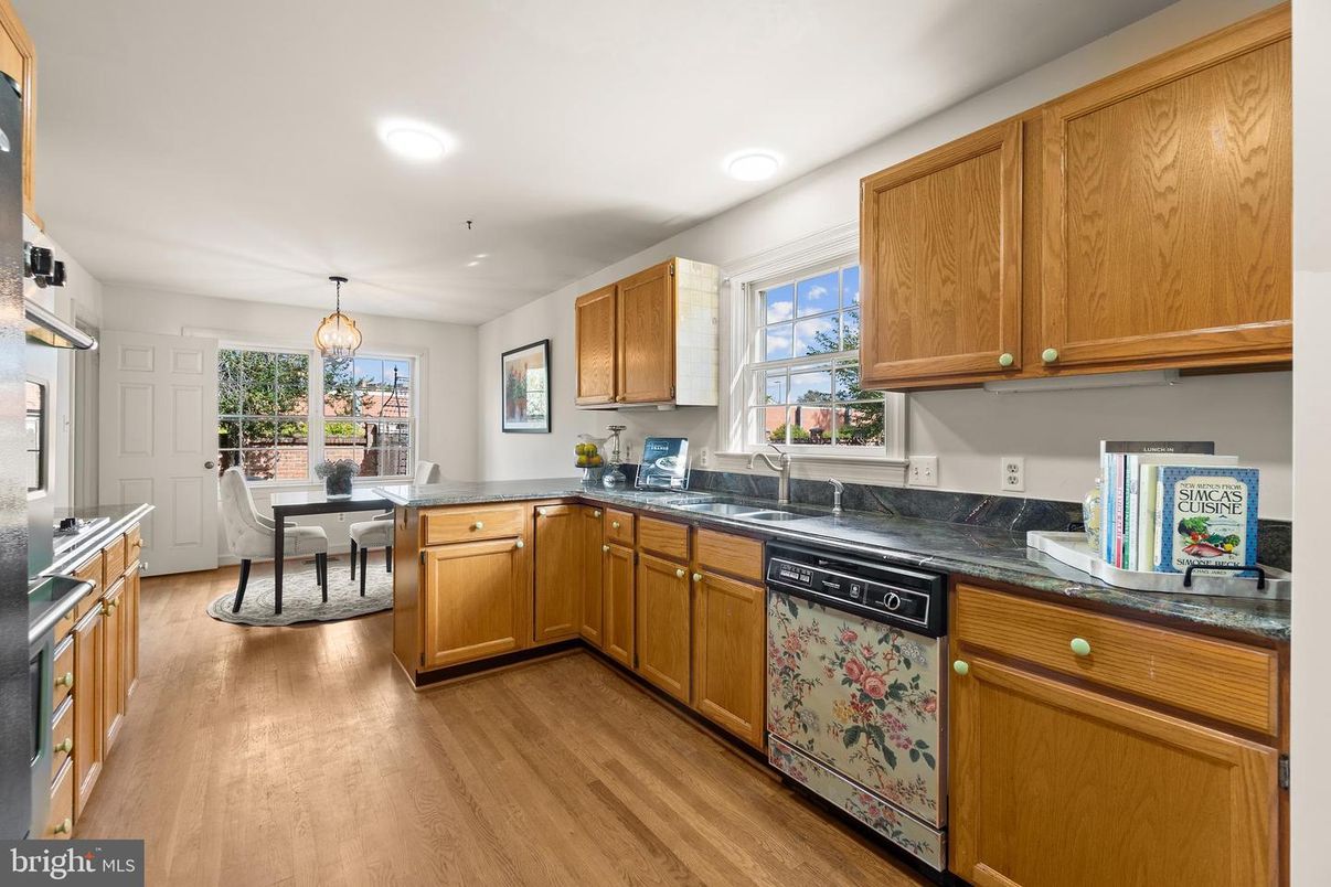 Dining room, Interior, Kitchen, Pendant Lights, Recessed Lighting, Wood Texture Flooring