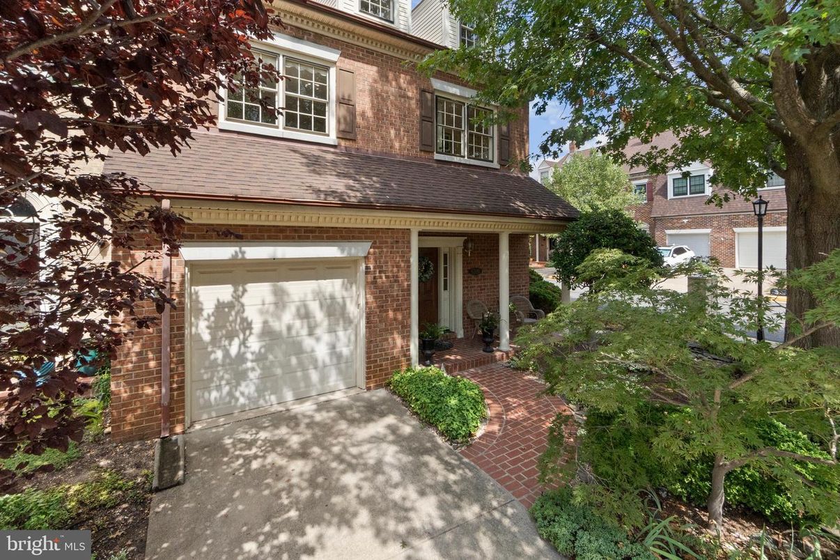 Attached, Exterior, Facade, Brick Facade, American Foursquare