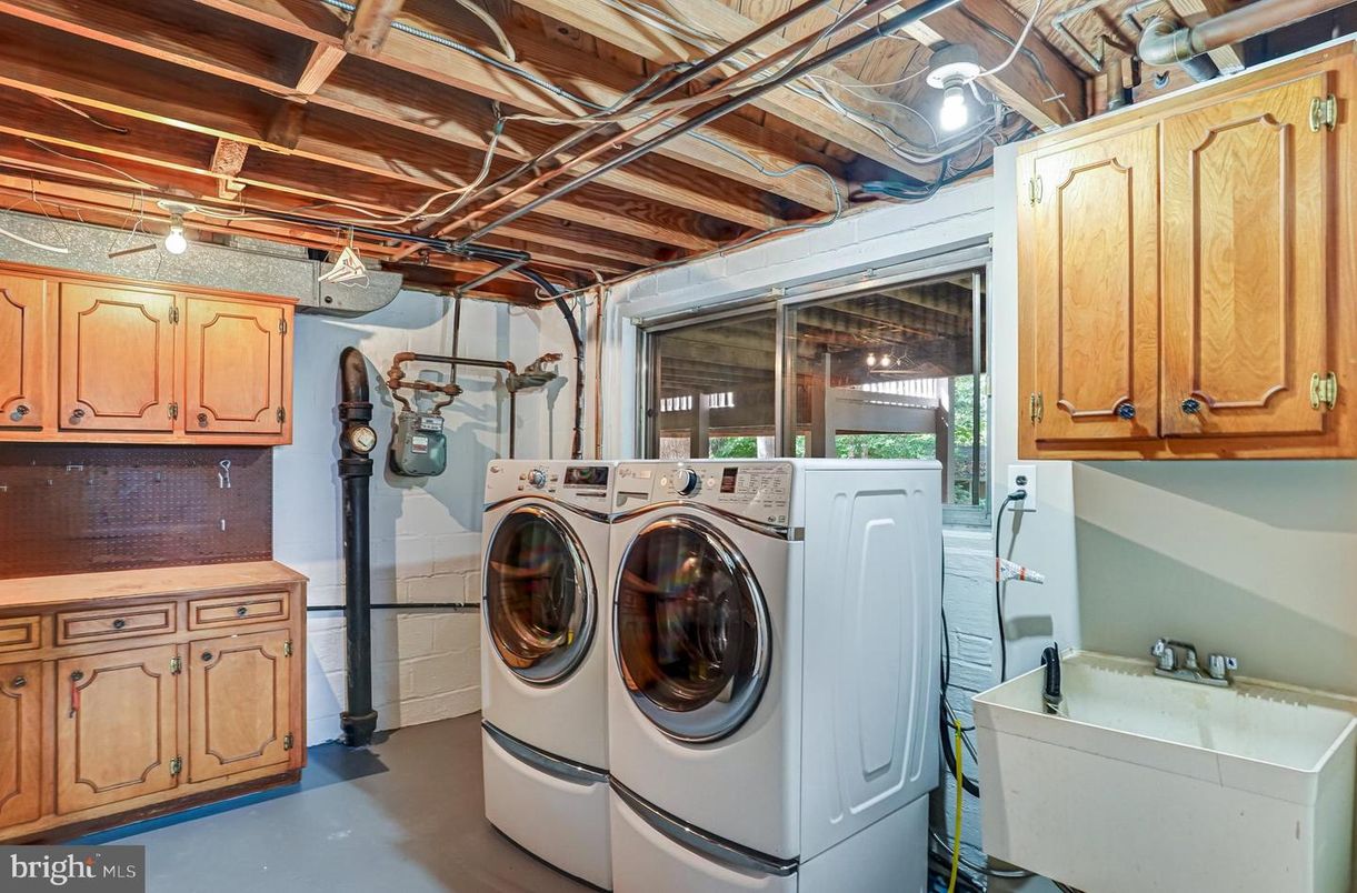 Interior, Washer, Wooden Beams