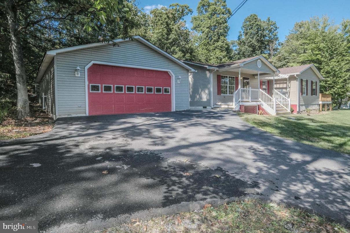 Attached, Exterior, Facade, Ranch