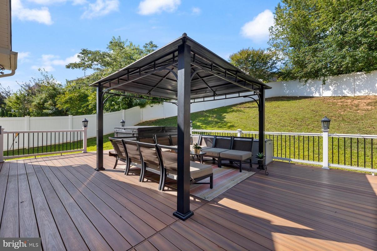Backyard, Exterior, Outdoor Kitchen