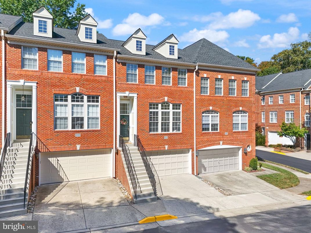 Attached, Exterior, Facade, Brick Facade, Georgian