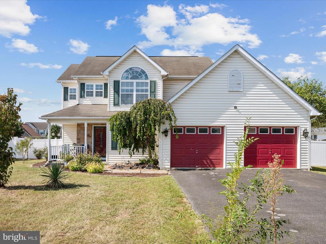 Attached, Exterior, Facade, Farmhouse