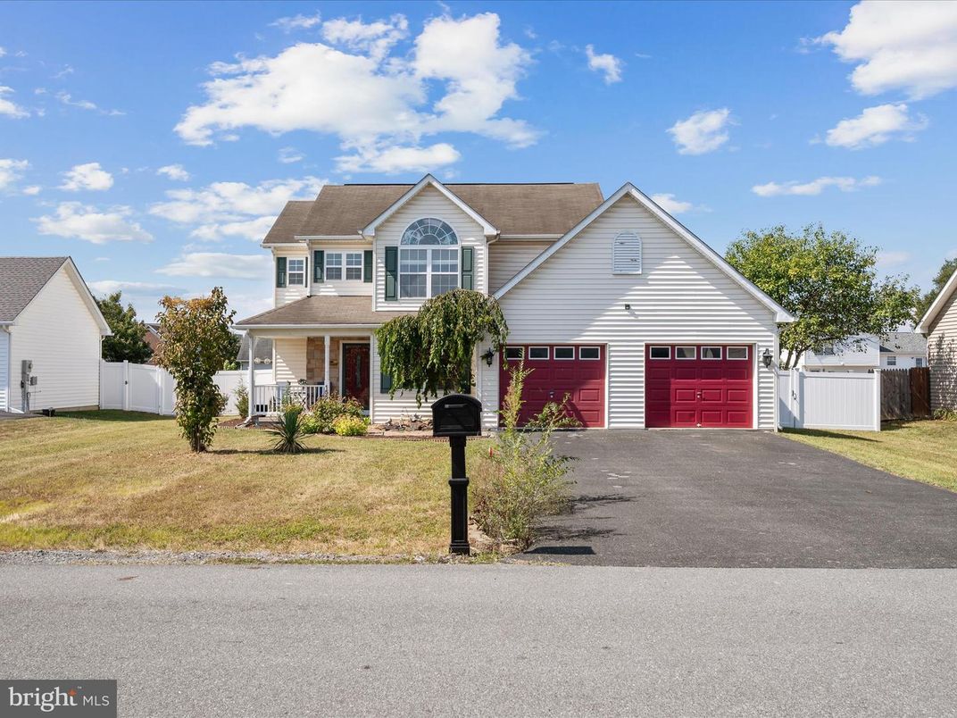 Attached, Exterior, Facade, Farmhouse