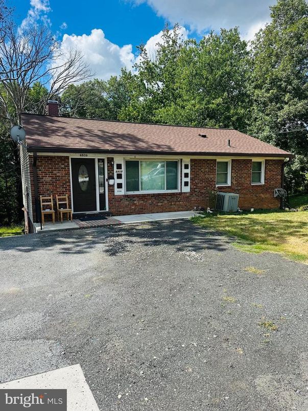 Exterior, Facade, Brick Facade, Ranch